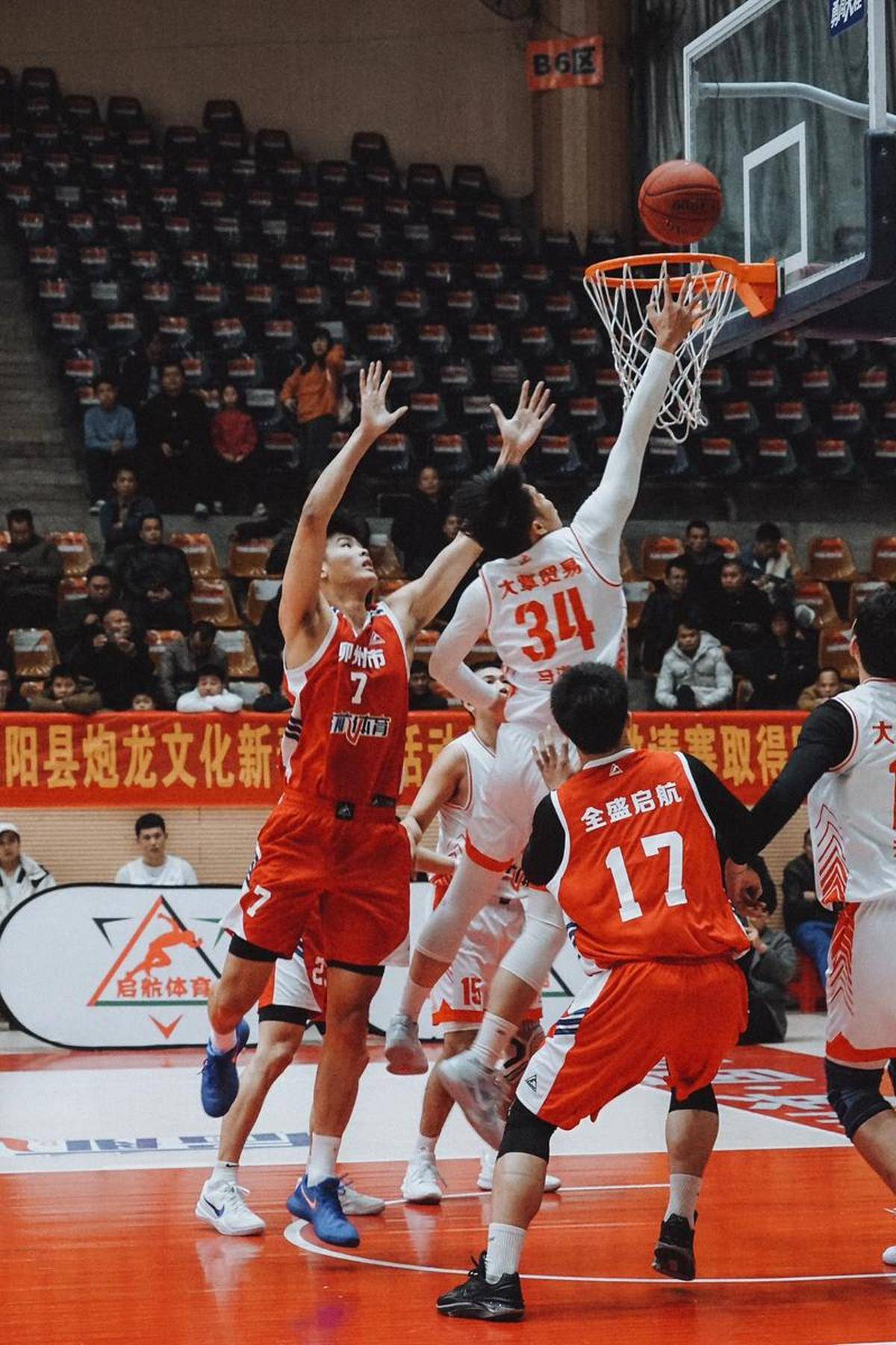 精英球员对决,场上激战不断精彩绝伦的简单介绍 精英球员对决,场上激战不断精彩绝伦的简单介绍