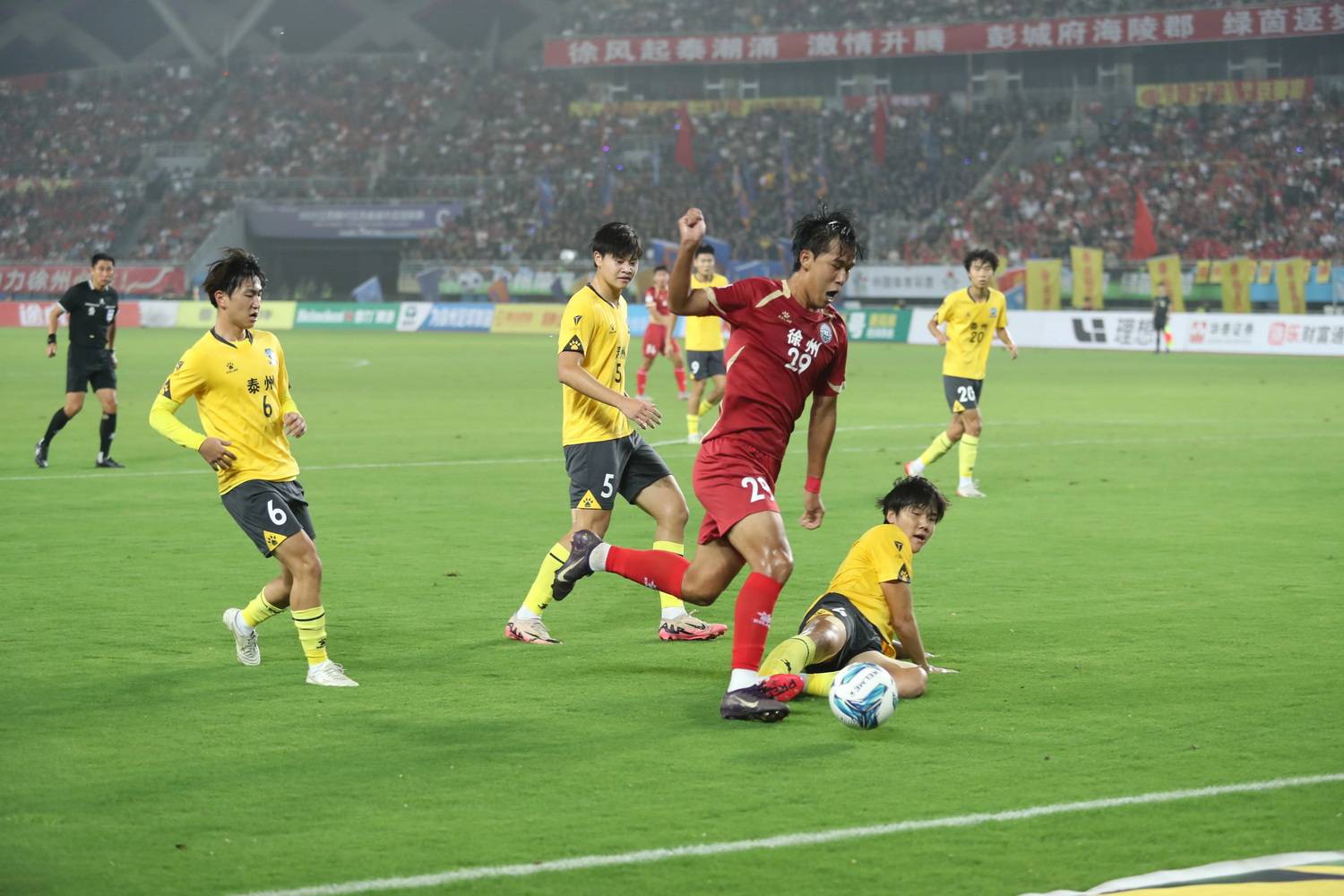 开云体育在线-冷门频出！足球战况跌宕起伏的简单介绍