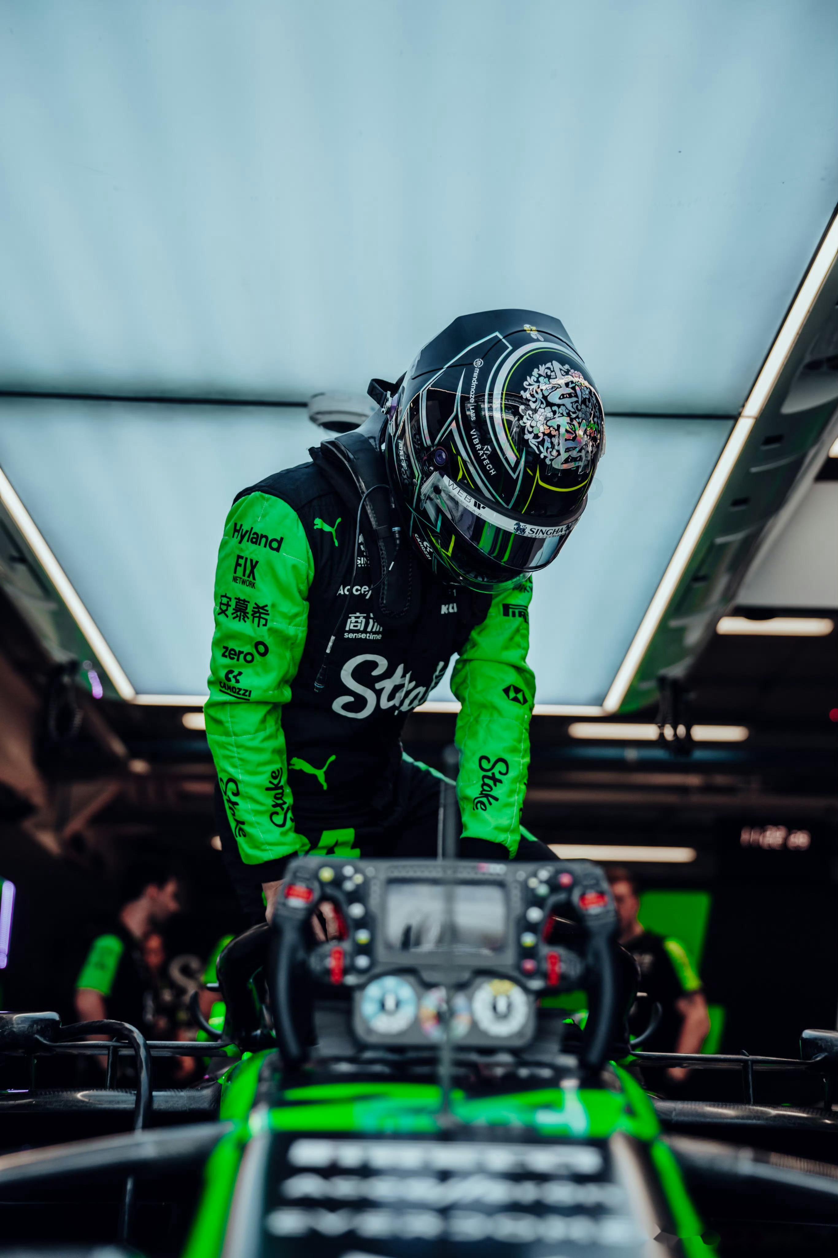 包含红牛车队逆转阿斯顿马丁，周冠宇高光表现的词条