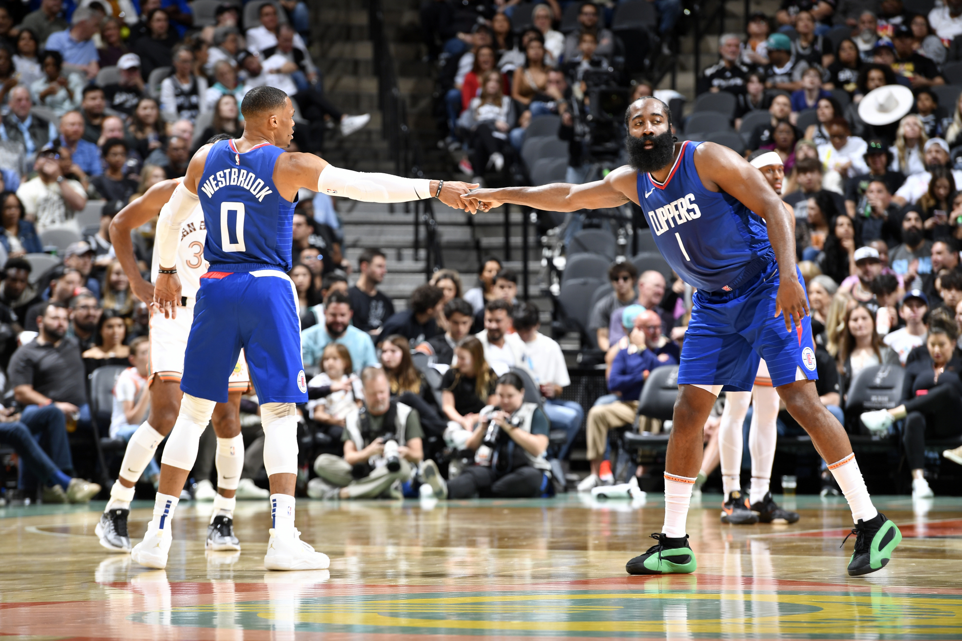 开云-广东队完胜马刺，乔治统治全场