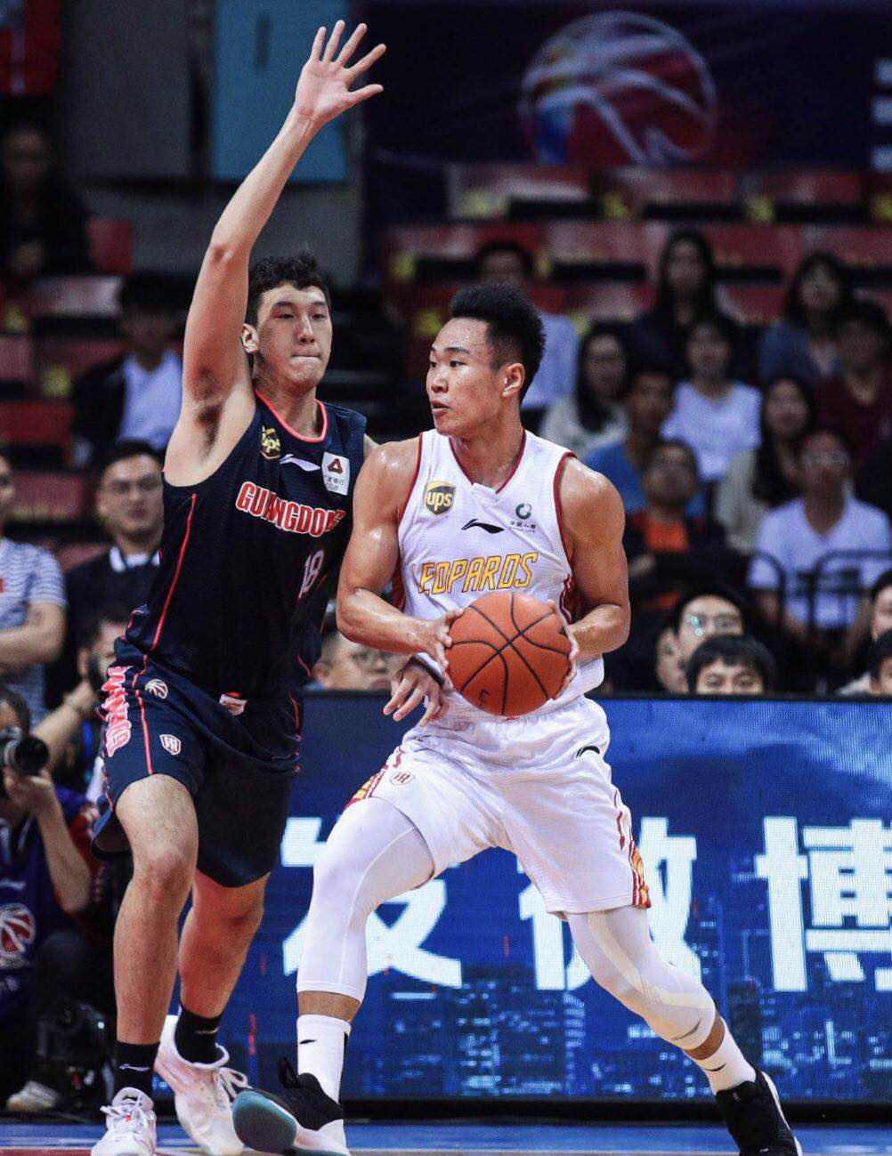 北京队横扫深圳队,易建联统治全场 北京队横扫深圳队,易建联统治全场